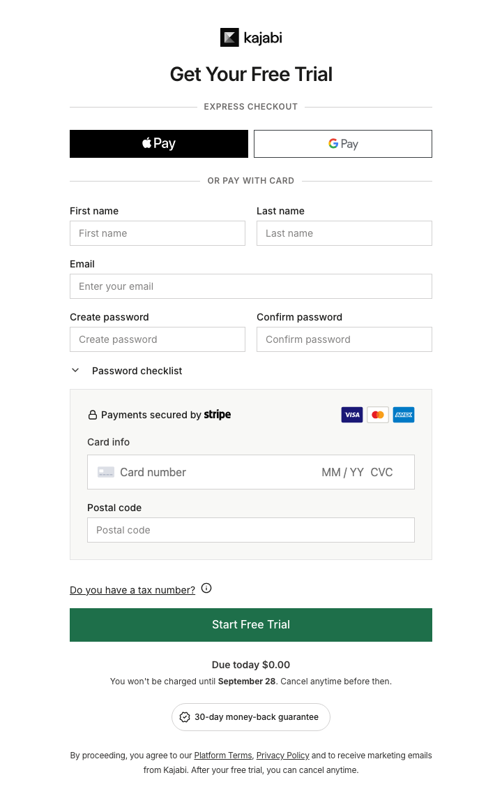 Kajabi申込画面のフォーム列。Apple PayとGoogle Pay、氏名・メール・パスワード欄、Stripeのカード情報と郵便番号、Start Free Trialボタンと課金開始日の案内を赤枠と番号で示す