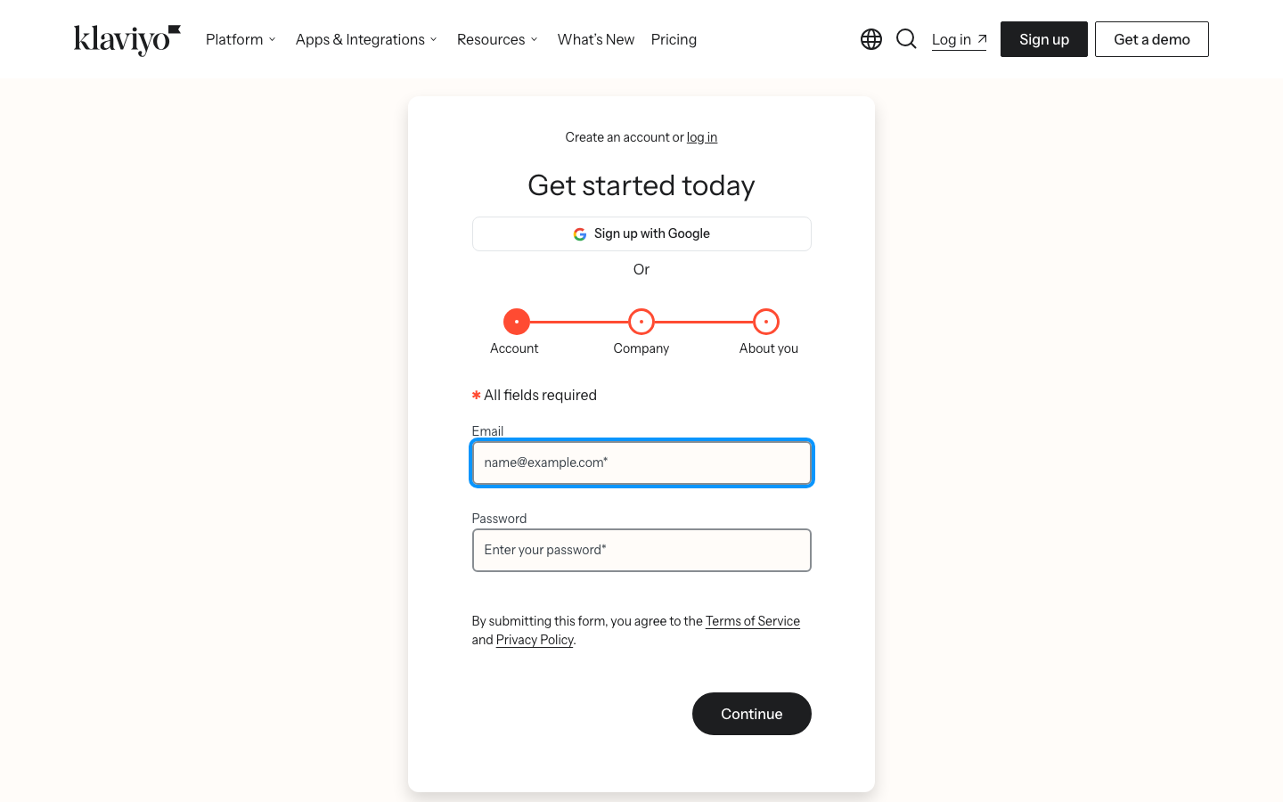 Klaviyoのサインアップ画面Get started today。Sign up with Google、Account・Company・About youの3段階、EmailとPasswordの入力欄、規約文、Continueボタンを赤枠と番号で示す