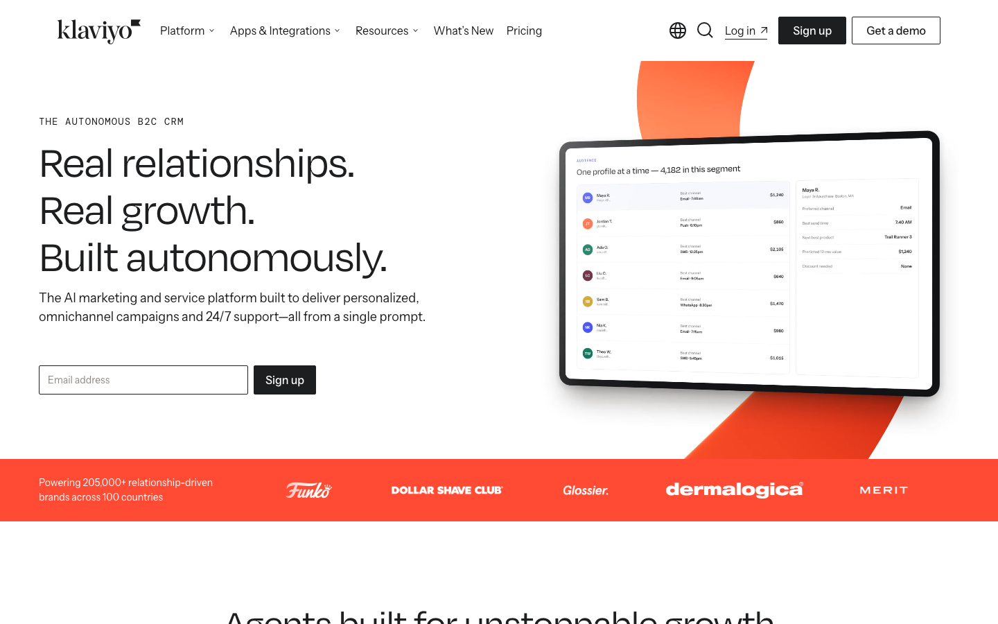 Klaviyo公式サイトのトップ。右上のSign upボタンと中央のEmail address入力欄付きSign upを赤枠と番号で示す